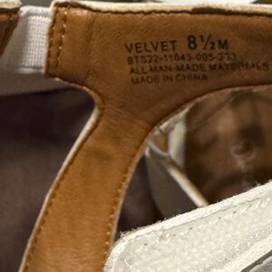 BareTraps Velvet White Sandals NWT Women’s 8 1/2